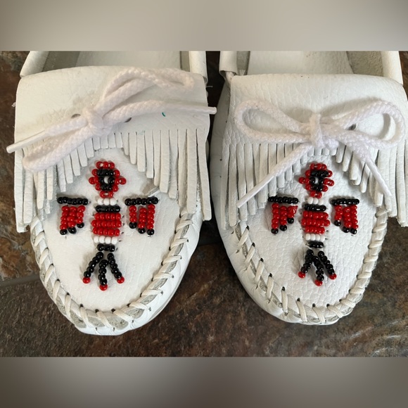 Women’s Minnetonka Moccasin white beaded thunderbird Animiki hard sole. Size 7 - Picture 8 of 12